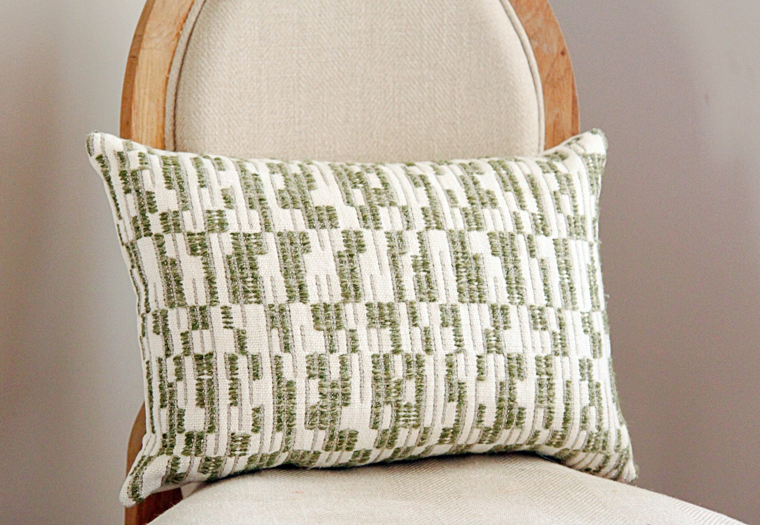 Sayat in Shuvuu Green Geometric Throw Pillow - Oreiller Brodé Boho Vert Zak et Fox