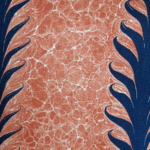 Może przedstawiać: Tkanina marmurkowa w kolorze brązowym i białym z niebieskim i białym wzorem kwiatowym po obu stronach.