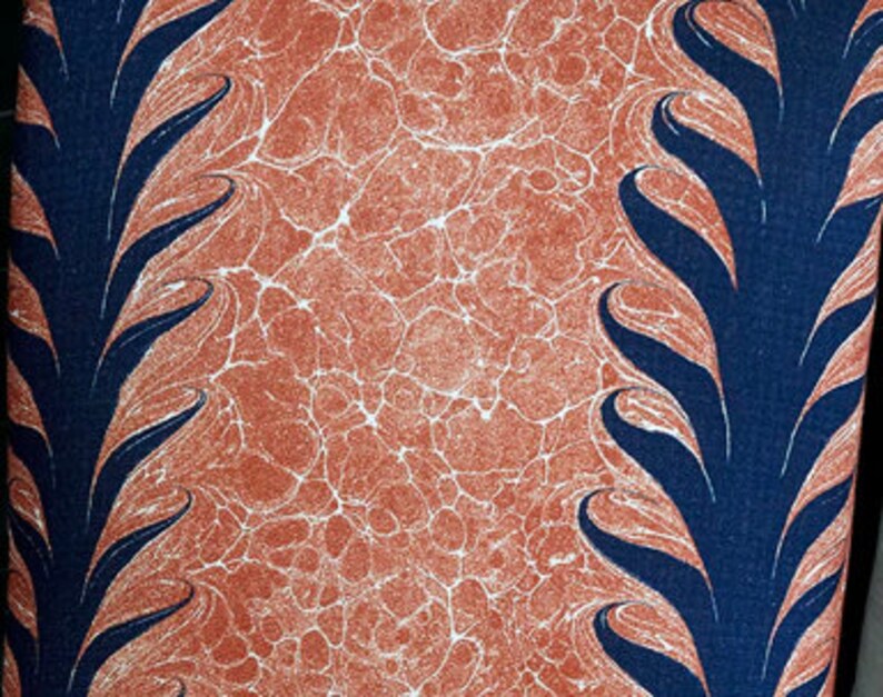 Może przedstawiać: Tkanina marmurkowa w kolorze brązowym i białym z niebieskim i białym wzorem kwiatowym po obu stronach.