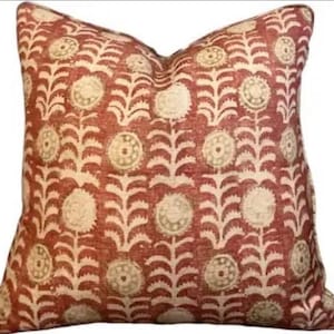 Funda de almohada con estampado en bloque Tansy en tela color rojo óxido, de Robert Kime
