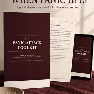 以下が含まれることがあります： THE PANIC ATTACK TOOLKITと白文字で書かれた濃いマルーン色の表紙のデジタルパニック発作ツールキットガイド、Use This Guideというタイトルの印刷ページ、そして濃い赤色の布地の上に置かれたタブレット。