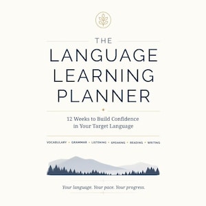 以下が含まれることがあります： クリーム色のプランナーの表紙。タイトルは「THE LANGUAGE LEARNING PLANNER」、サブタイトルは「12 Weeks to Build Confidence in Your Target Language」。VOCABULARY、GRAMMAR、LISTENING、SPEAKING、READING、WRITING、そして「Your language. Your pace. Your progress.」という文字が記載されています。