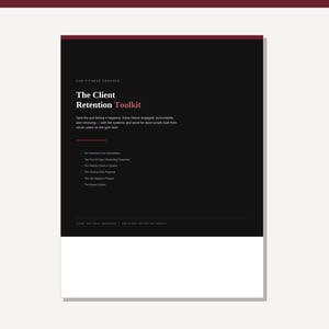 Puede incluir: Una cubierta de documento negra con un borde superior rojo oscuro y texto blanco que dice The Client Retention Toolkit. Incluye un subtítulo para entrenadores físicos y una lista de seis módulos sobre un borde de fondo blanco.