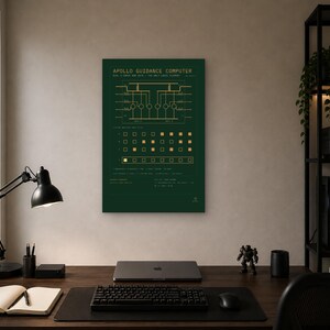 Peut inclure: Une affiche murale rectangulaire vert foncé présentant le schéma de l'ordinateur de guidage Apollo en encre dorée. Le design comprend un schéma de circuit, une grille d'indicateurs carrés et du texte technique détaillant l'élément logique.