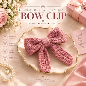 Op de afbeelding: Een oudroze gehaakte strik-haarclip rustend op een geschulpt wit bordje. De afbeelding bevat tekst waaronder "CROCHET ART BY BIS", "BOW CLIP", "HANDMADE", "CUTE", "TIMELESS", "Small Bow, Big Happiness" en "SIMPLE THINGS MAKE LIFE MORE BEAUTIFUL".