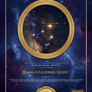 Può includere: Un certificato di registrazione stellare con una cornice dorata circolare che racchiude una mappa stellare della costellazione della Lira. Il testo recita Emma's Guiding Light, include le coordinate RA 18h 36m 56s, Dec +38 47 01, un messaggio, un sigillo in ceralacca e un QR code.