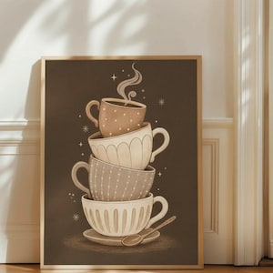 Può includere: Una stampa artistica incorniciata che raffigura una pila verticale di quattro tazze da caffè in ceramica nei toni del marrone e della crema. La tazza superiore emana vapore e il design è arricchito da piccole stelle bianche e un cucchiaino.