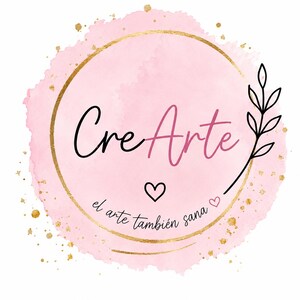Puede incluir: Un logotipo circular con un fondo de acuarela rosa suave y motas doradas. El texto CreArte está escrito en letra cursiva negra y rosa. Debajo, un pequeño corazón negro y el texto el arte también sana con un diminuto corazón rosa.