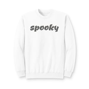 Peut inclure: Un sweat-shirt blanc à manches longues et col rond avec le mot spooky imprimé en gris foncé dans une police stylisée et dentelée au centre de la poitrine. Le vêtement présente un col, des poignets et un ourlet côtelés en tissu blanc uni.