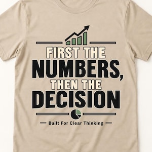 Könnte beinhalten: Ein beiges T-Shirt mit einer Grafik, die ein grünes Balkendiagramm und einen Pfeil, den Text "FIRST THE NUMBERS, THEN THE DECISION", ein grün-schwarzes Tortendiagramm-Symbol sowie den Text "Built For Clear Thinking" in Schwarz und Creme zeigt.