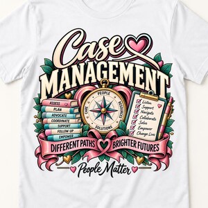 Könnte beinhalten: Ein weißes T-Shirt mit einer Grafik, die den Text Case Management, einen Kompass, einen Stapel Bücher mit den Aufschriften Assess, Plan, Advocate, Coordinate, Support, Follow Up, Empower, ein Klemmbrett mit Checkliste und den Text Different Paths Brighter Futures zeigt.