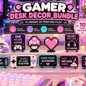 Op de afbeelding: Een digitaal pakket met 10 3D-printbestanden voor gamer-bureaudecoratie, met pixel art bordjes met teksten zoals "One More Game", "Do Not Disturb", "Eat. Sleep. Game. Repeat.", "Game Mode Activated" en "Level Up". De ontwerpen zijn roze, zwart en wit.