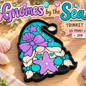 Op de afbeelding: Een zwarte opbergschaal in de vorm van een kabouter met een turquoise muts, een paarse strik en een paarse zeester. De schaal heeft lichtgekleurd gevlochten haar en turquoise accenten. De tekst op de afbeelding luidt Gnomes by the Sea TRINKET TRAY 3D PRINT FILES 3MF.