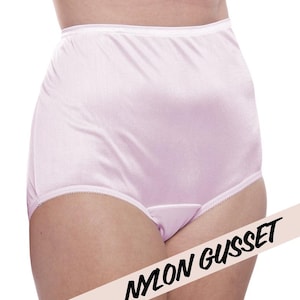 Puede incluir: Braga de talle alto en color rosa pálido con acabado liso y opaco, que presenta un delicado borde festoneado en las aberturas de las piernas. Una banda diagonal en la parte inferior muestra el texto negro NYLON GUSSET en fuente sans-serif.