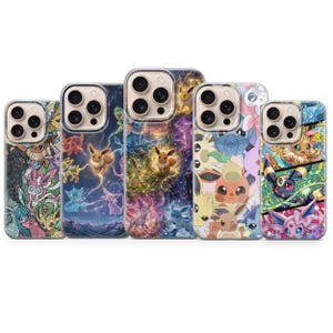 Puede incluir: Cinco fundas para smartphone con varios personajes de las evoluciones de Eevee. Los diseños incluyen patrones de vidrieras, constelaciones de neón brillantes, fondos de nebulosas cósmicas, un collage de rostros y paneles de estilo cómic.