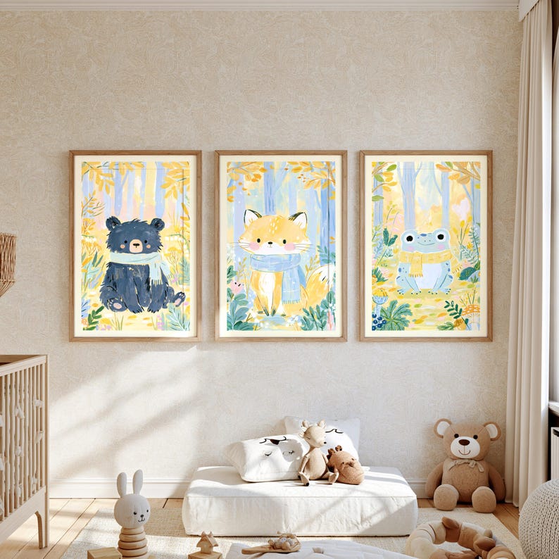 Peut inclure: Trois cadres muraux illustr&eacute;s avec des dessins &agrave; l'aquarelle repr&eacute;sentant un ours noir portant une &eacute;charpe bleu clair, un renard avec une &eacute;charpe bleu clair et une grenouille avec une &eacute;charpe jaune, sur un fond de for&ecirc;t jaune et bleu.