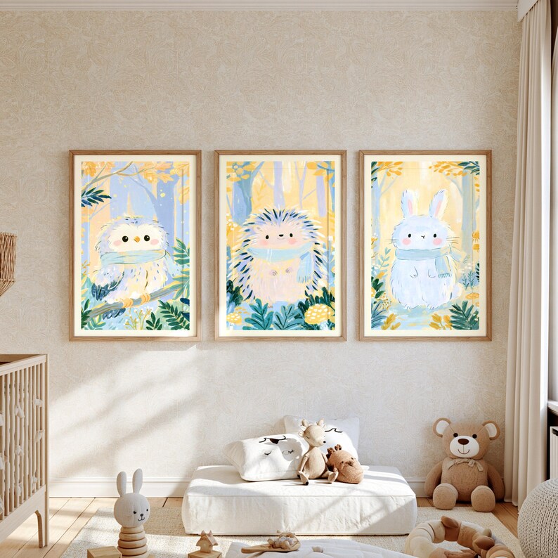Peut inclure: Trois cadres muraux illustrant un hibou bleu clair, un h&eacute;risson et un lapin, portant chacun une &eacute;charpe bleu clair. Les animaux sont repr&eacute;sent&eacute;s sur un fond de for&ecirc;t jaune et bleu doux avec du feuillage vert et des arbres.