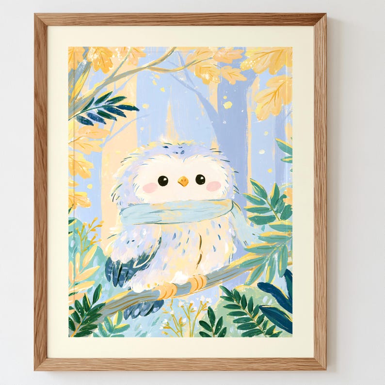Peut inclure: Une impression d'art encadr&eacute;e repr&eacute;sentant une chouette blanche duveteuse avec une &eacute;charpe bleu clair perch&eacute;e sur une branche. L'arri&egrave;re-plan montre une for&ecirc;t stylis&eacute;e avec des feuilles d'automne jaunes, un feuillage vert fonc&eacute; et des troncs bleus.