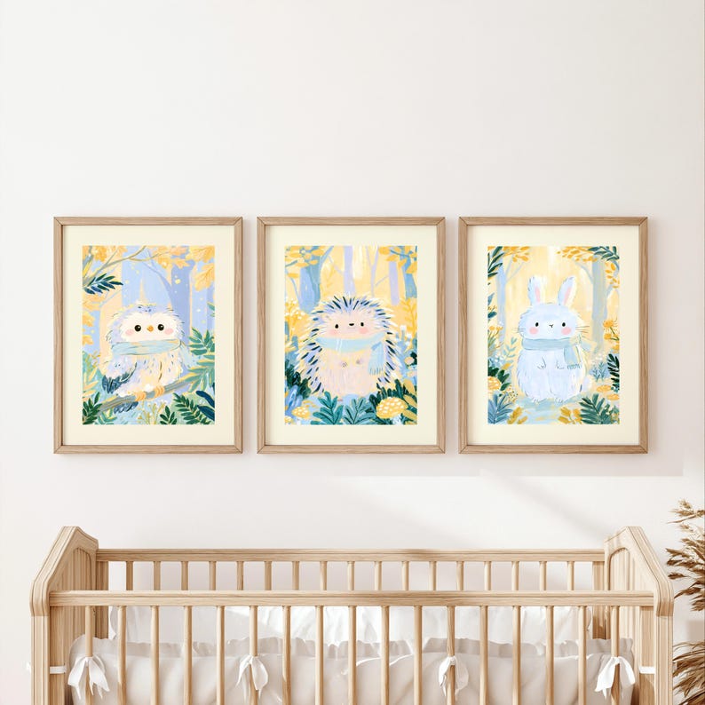 Peut inclure: Trois impressions d'art mural encadr&eacute;es repr&eacute;sentant un hibou, un h&eacute;risson et un lapin. Chaque animal est illustr&eacute; dans une for&ecirc;t aux tons jaunes et bleus, portant une &eacute;charpe bleu clair, entour&eacute; de feuillage vert et d'arbres.