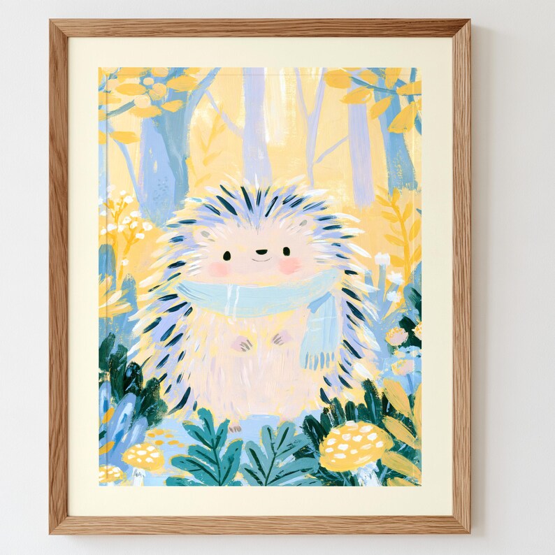 Peut inclure: Une impression d'art encadr&eacute;e repr&eacute;sentant une illustration stylis&eacute;e d'un h&eacute;risson portant une &eacute;charpe bleu clair. Le h&eacute;risson est entour&eacute; de feuillage jaune et bleu, d'arbres et de petites fleurs blanches dans une for&ecirc;t sur fond jaune clair.