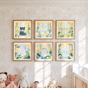 Peut inclure: Six cadres muraux carr&eacute;s pr&eacute;sentant des illustrations d'un ours, d'un renard, d'une grenouille, d'un hibou, d'un h&eacute;risson et d'un lapin. Chaque animal est repr&eacute;sent&eacute; dans une for&ecirc;t aux tons jaunes et bleus, portant une &eacute;charpe bleu clair.