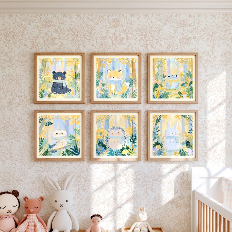 Peut inclure: Six cadres muraux carr&eacute;s pr&eacute;sentant des illustrations d'un ours, d'un renard, d'une grenouille, d'un hibou, d'un h&eacute;risson et d'un lapin. Chaque animal est repr&eacute;sent&eacute; dans une for&ecirc;t aux tons jaunes et bleus, portant une &eacute;charpe bleu clair.