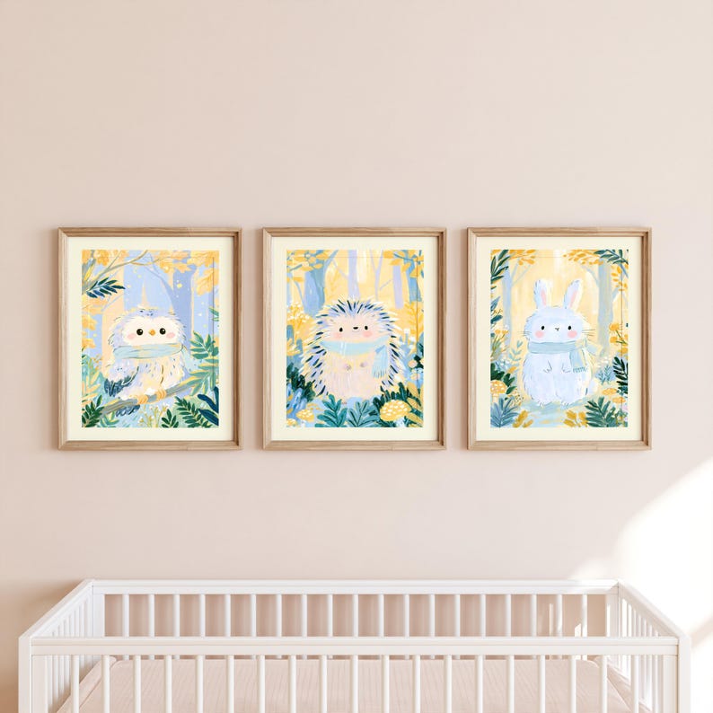 Peut inclure: Trois cadres muraux illustrant un hibou, un h&eacute;risson et un lapin bleu clair, portant chacun une &eacute;charpe bleu clair. Les animaux sont repr&eacute;sent&eacute;s sur un fond de feuillage et d'arbres aux tons jaunes et bleus.
