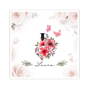 Peut inclure: Un autocollant carré présentant une lettre I noire ornée de fleurs rouges et de feuilles vertes, accompagnée de deux papillons roses. Le prénom Laura est écrit en écriture cursive noire sous la lettre, entouré de roses rose pâle sur fond blanc.
