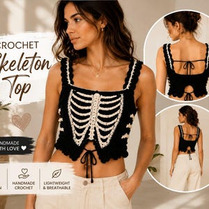 Op de afbeelding: Een zwarte gehaakte crop top met een wit ribbenkast-skeletontwerp op de voorzijde. Het kledingstuk heeft brede bandjes, een geschulpte zoom en een striksluiting aan de voorkant. De achterkant heeft twee striksluitingen en een uitsnede. Tekst: CROCHET SKELETON TOP.