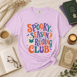 Maglietta per il club di lettura della stagione spettrale, maglietta per amanti dei libri di Halloween, maglietta con fantasmi per la lettura, regalo spettrale per lettori, colori confortevoli per Halloween
