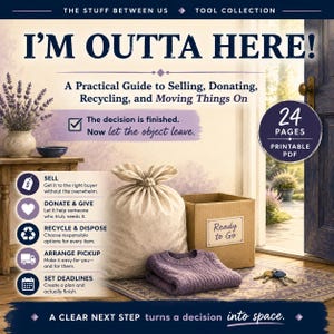 Könnte beinhalten: Ein 24-seitiger druckbarer PDF-Ratgeber mit dem Titel I'M OUTTA HERE! A Practical Guide to Selling, Donating, Recycling, and Moving Things On. Das Cover zeigt einen beigen Beutel mit Kordelzug, einen Karton mit Aufschrift Ready to Go und einen lila Pullover.