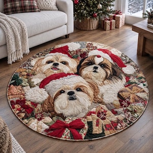 Puede incluir: Una alfombra redonda acolchada con tres perros Shih Tzu que llevan gorros de Papá Noel rojos y blancos, rodeados por un patrón de patchwork de regalos de Navidad, lazos rojos y flores de pascua en tonos rojos, verdes y crema.