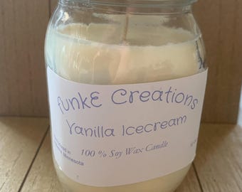 Könnte beinhalten: Eine Kerze im klaren Glas mit silbernem Metalldeckel, gefüllt mit cremefarbenem Sojawachs. Das weiße Etikett trägt den Text "funkE Creations", "Vanilla Icecream", "100% Soy Wax Candle" und "hand poured in Minnesota". Ein Docht ist sichtbar.