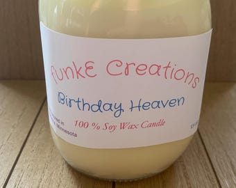 Könnte beinhalten: Eine Kerze im klaren Glasgefäß mit hellgelbem Sojawachs und einem silberfarbenen Metalldeckel. Das weiße Etikett trägt den Text "funkE Creations", "Birthday Heaven", "100% Soy Wax Candle" und "Poured in Minnesota" in verschiedenen Farben.
