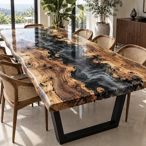 Könnte beinhalten: Ein rechteckiger Esstisch mit einer Massivholzplatte mit Naturkante und einem zentralen Flussdesign aus durchscheinendem schwarzem und weißem Harz, getragen von einem schwarzen U-förmigen Metallgestell, umgeben von sechs Holzstühlen mit Rohrgeflecht.
