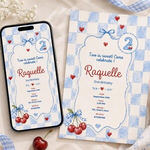 Puede incluir: Un teléfono inteligente y una tarjeta de invitación impresa con un patrón de cuadros azul claro y blanco, cerezas rojas y pequeños corazones rojos. El texto dice: Two is sweet! Come celebrate! Raquelle, 2nd Birthday, September 24th, 3:00 PM, 123, Cherry lane, 871456789.