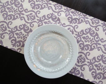 13 » x 70 » Damask Table Runner en Ivoire et Lilas