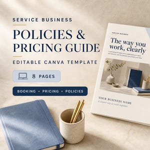 Könnte beinhalten: Eine achtseitige Vorlage für einen Service-Geschäftsrichtlinien- und Preisleitfaden mit cremefarbenem Hintergrund und dunkelblauem Text. Das Dokument zeigt Abschnitte mit den Titeln Service Business, Policies & Pricing Guide, The way you work, clearly und Your offers at a glance sowie ein blaues Notizbuch und goldene Stifte.