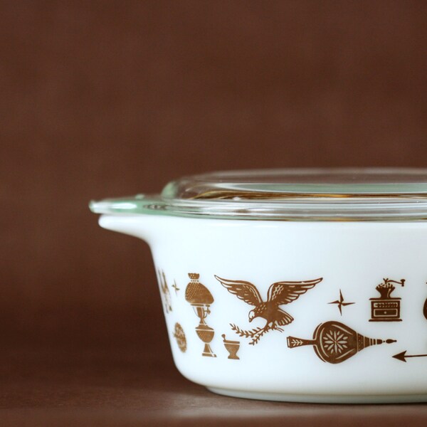 Pyrex cubierto cazuela plato 1,5 litro - patrón americano temprano en blanco