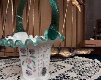 Fenton HP Milk Glass basket motyle i kosz z jagodami