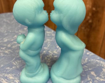 Fenton blue satin kissing couple