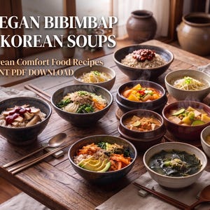 Może przedstawiać: Cyfrowy plik do pobrania zawierający 10 przepisów na koreańskie dania typu comfort food, w tym 5 wegańskich bibimbap i 5 koreańskich zup. Obraz przedstawia ceramiczne miski z kolorowym bibimbapem i parującymi zupami na drewnianym stole.