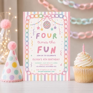 Pode incluir: Um cartão de convite de aniversário retangular com uma borda de corrente de papel em tons pastel, uma bola de discoteca e estrelas. O texto diz: FOUR times the FUN, JOIN US TO CELEBRATE, OLIVIA'S 4TH BIRTHDAY, SATURDAY, JULY 25TH AT 2:00PM, 12345 JOYFUL LANE, LOS ANGELES, CALIFORNIA 555, RSVP TO MARTHA 123-456-7890 OR MARTHA@GMAIL.COM.