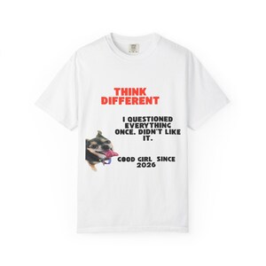 „Denk anders“-T-Shirt mit lustigem Hunde-Zitat | Ich habe alles hinterfragt, braves Mädchen seit 2026