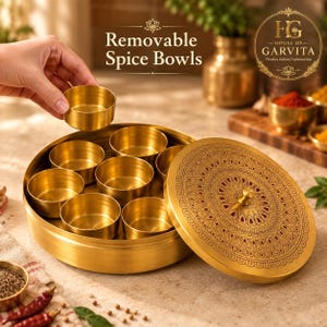 Könnte beinhalten: Ein runder Gewürzbehälter aus goldfarbenem Metall mit sieben herausnehmbaren kleinen Schalen. Der Deckel ist mit einem komplexen, gravierten Mandalamuster und einem zentralen Knopf versehen. Der Text "Removable Spice Bowls" und "House of Garvita" ist sichtbar.