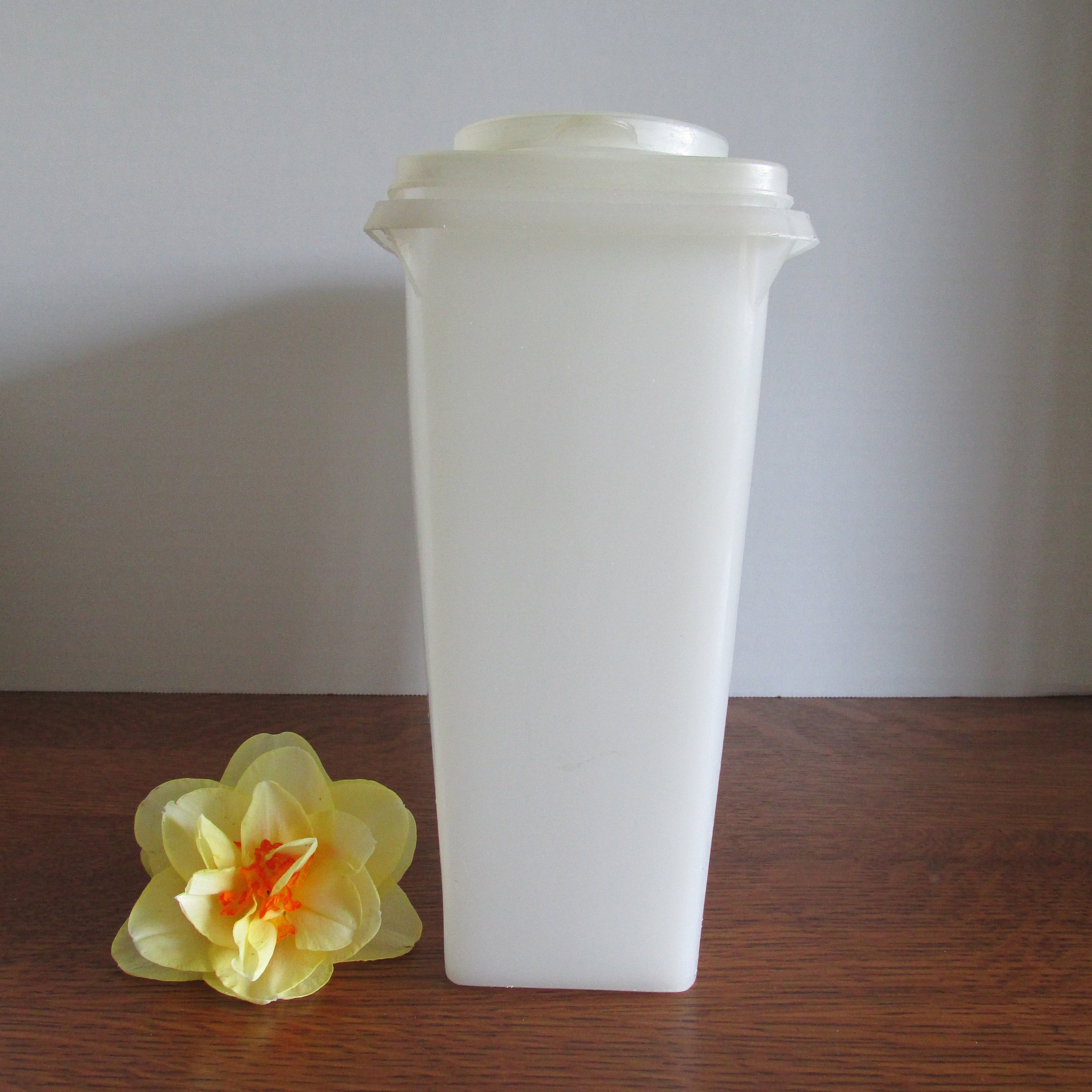 CHOICE Vintage Tupperware 469 Pour & Serve Cereal Savers Canister