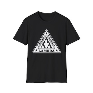 Op de afbeelding: Een zwart T-shirt met korte mouwen en een witte driehoekige afbeelding op de borst. Het ontwerp bevat het woord LAMBDA langs elke zijde van de driehoek, met drie Griekse lambda-symbolen in het midden en sterren op de hoeken.