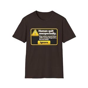Może przedstawiać: Ciemnobrązowy t-shirt z krótkim rękawem z żółto-czarną prostokątną grafiką imitującą komunikat o błędzie komputera. Tekst brzmi: Human quit unexpectedly. May restart several times while running diagnostics. But not today. Ignore.