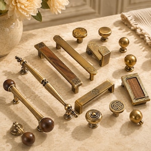 Può includere: Una collezione di ferramenta per mobili in ottone che include vari pomelli, maniglie e tiranti per cassetti. Il set presenta un mix di pezzi in ottone massiccio e design che incorporano inserti in legno scuro, con alcuni motivi incisi e circolari.