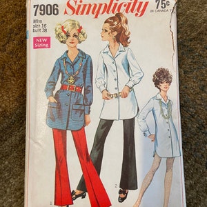 Może przedstawiać: Vintage wykrojnik krawiecki Simplicity 7906. Wzór zawiera ilustracje trzech kobiet w różnych strojach. Tekst zawiera "Miss rozmiar 16 biust 38" i "NEW Sizing". Cena to 75¢.